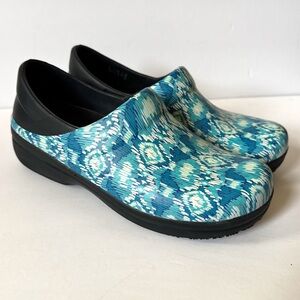 Crocs Neria Pro II Graphic Work Clog Blue Ikat Non Slip Womens Size 10